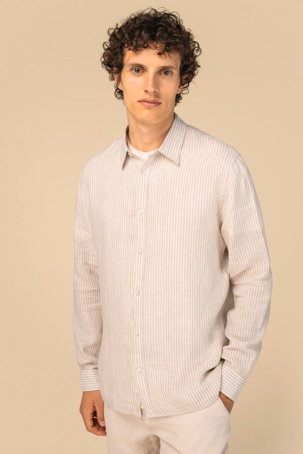 Camisa às riscas em linho de homem