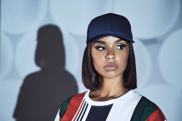 Boné Snapback clássico pala curva