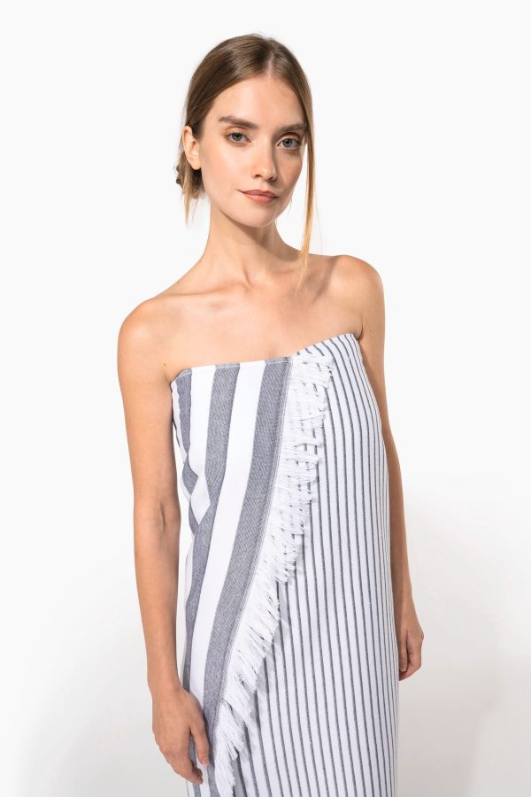 Fouta às riscas com franjas