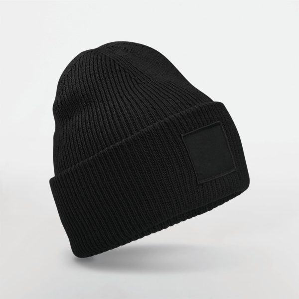 Gorro com dobra larga e patch tom sobre tom