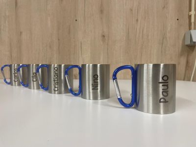 Caneca de aço inox com asa mosquetão