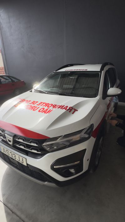 Decoração de viatura de transporte de doentes